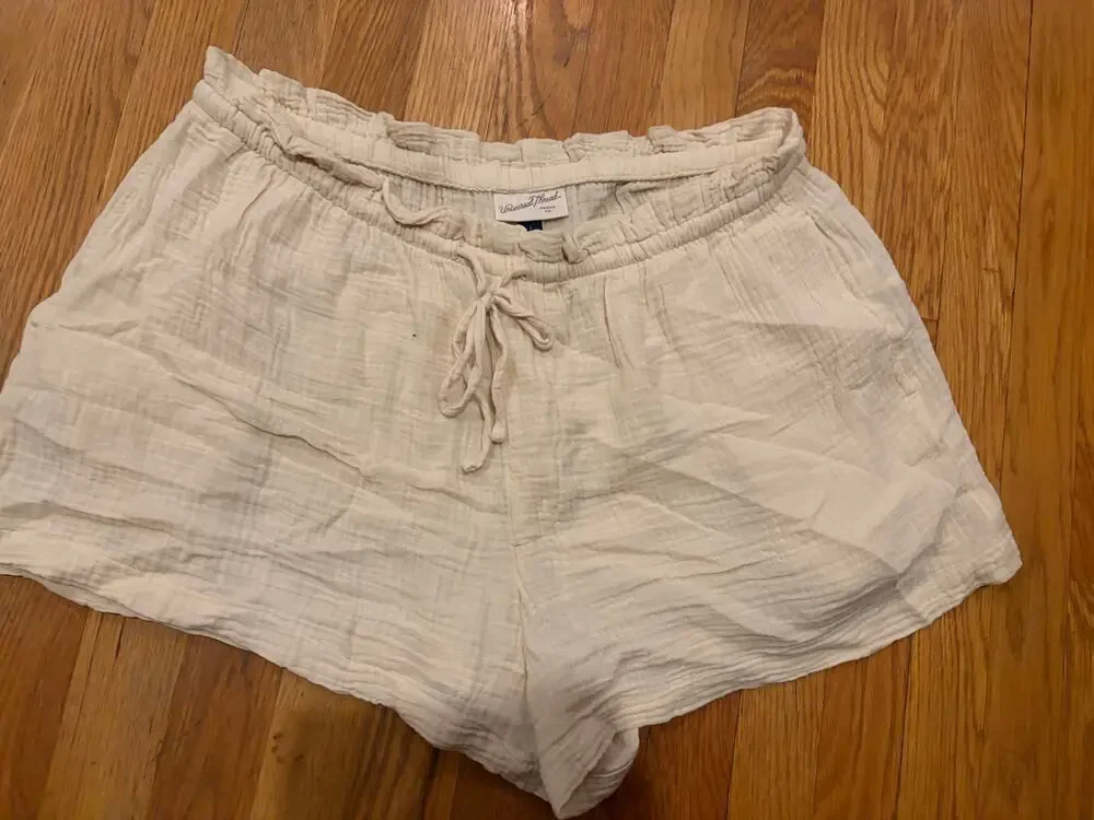 Universal Thread womens large beige shorts